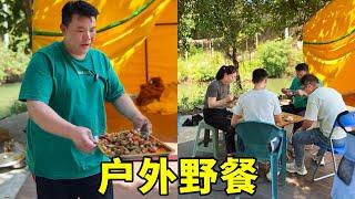 老肥和大家在户外野餐，仅用一道菜就把大家征服，真的是太厉害了【农人老肥】#Farm #tour