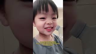 Lewen宝宝睡前和妈妈说今天自己独立在餐厅点单，还 “告状” 潘爸让打店主叔叔屁股，控诉可爱超标！放学变 “瑜伽大师”，秀高难度动作还做俯卧撑好厉害；回家玩具突然推倒发脾气，气呼呼过后又乖乖跪坐收拾