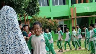 Salam-salaman Lebaran Siswa Siswi SMP Nurul Ilmi