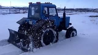 МТЗ 80 по снегу.разбиваем сугроб.