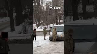 ️В Харькове сегодня утром ТЦК пытались заломать парня и запихнуть в бусик