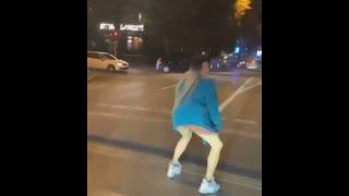 Kırmızı ışıkta bekleyen sürücülere bir güzellik yapan kadın! (Twerk)