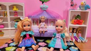 Moving to a new home ! Elsa & Anna toddlers - unpacking - Barbie dolls