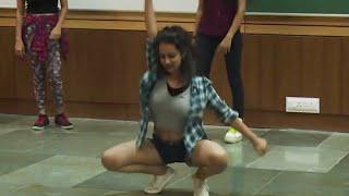 Hot IIT Delhi Girls Dance is Going Viral | Indian College Girls Twerking