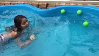 Brincando na piscina de várias coisas