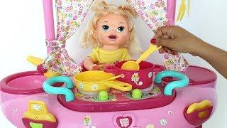 La Muñeca Baby Alive Sara y el set de Juego 3 en 1 Con Cocinita y Ducha!!! TotoyKids