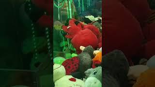 БОЛЬШОЙ ОХРАННИК ИЗ ИГРЫ В КАЛЬМАРА #shorts #clawmachine #toys #games #игравкальмара