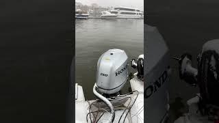 МОТОР В НОСУ,  чегоНосовая подрулька. Лодка. Обзор катера #прокатисьру #boat #обзоркатера #shorts