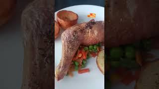 geleneksel İngiliz yemeği roast chicken ve gravy sosu inanılmaz biz lezzet