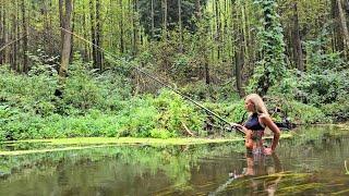 Ловим с воды в корчах! Рыбалка с ЖЕНОЙ НА ЛЕСНОЙ РЕКЕ...