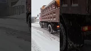 На трассе Бишкек — Ош продолжает идти снег. Видео снято на перевале Тоо Ашуу.УОБДД Чуйской области