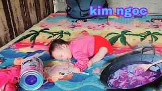 The difficult life of a single mother and child every day