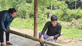 Suddenly Duong came from afar and looked unhappy when he saw Hang here