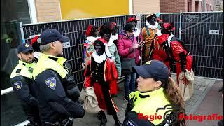 Pegida als zwarte piet aanwezig bij landelijke intocht Apeldoorn.