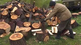 КОЛКА ДРОВ - Володя показывает мастерство (Chopping wood in Russia)