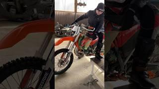 Холодный пуск 2т в мороз #enduro #motocrossbike #sheck #gopro #шипы #2т #ktm