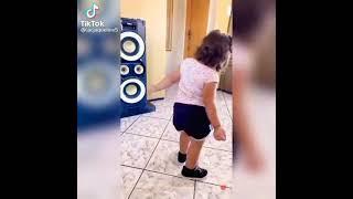 menina dancando bb