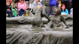 Девушки купаются в грязи. Girls swimming in the mud. Bathroom.