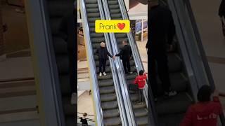 Любовь на эскалаторе #prank #shorts #любовь