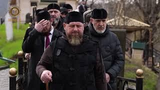 Рамзан Кадыров С БРАТЬЯМИ побывали в селе Саясан, посетили зиярт устаза Ташу-Хаджи Саясановского.