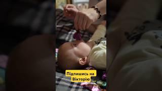 Вікторія бавиться з цукерками