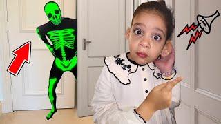 Une squelette dans notre maison skeleton in our house ,happy kids