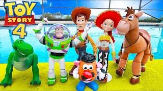 Toy Story 4 Friends Woody and Bo Peep Drive Super Fast Car