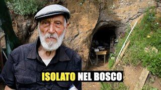 L'uomo che vive in una grotta, in mezzo al bosco, da 30 anni