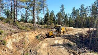 Deere 670 GP Grader Cuts and Levels Slopes. #johndeere #grader #deere