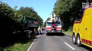 LKW landet auf Berme – Ladung landet auf Privatgrundstück