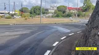 Présence de pétrole liquide sur la route au rond-point de Sorèze.