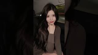 차 안에서 포즈 취하는 누나
