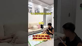 Cả bố và con cùng phun nước vào mẹ