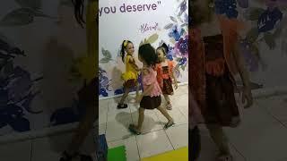 Valerie sedang latihan model untuk malam tahun baru #dance #viral #model #modeling #valerie