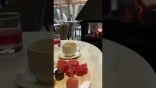 Уютный завтрак на Алтае#алтай #манжерок #завтрак #подача #ресторан #путешествуемпороссии #камин
