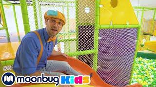 Blippi Aprende en el Patio Cubierto de Juegos | @BlippiEspanol | Moonbug Kids en Español