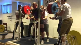 Powerlifting accident almost crushed by 370kg in failed squat