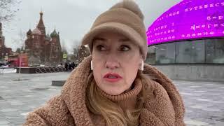 WALK WITH ME THROUGH THE CHRISTMAS MARKETS IN MOSCOW (RUSSIA). PLUS, MY TAKE ON THIS HOLIDAY.