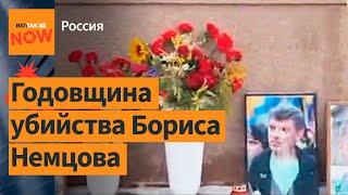 Стихийный мемориал на Москворецком мосту в день убийства Бориса Немцова