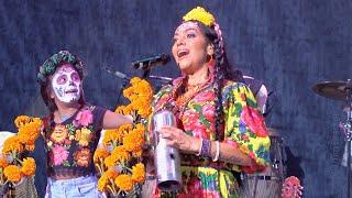  Lila Downs lleva a su hija de 7 años al escenario en un concierto de Día de Muertos