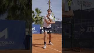 One-handed backhand : your footwork based on your dominant eye