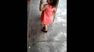 Nena hermosa Bailando menea tu chapa