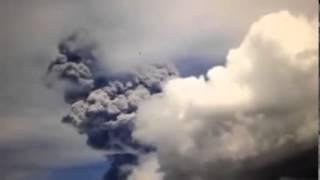 Amazing footage of Cotopaxi volcano erupting in Ecuador