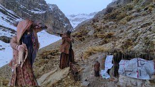 Life in the cold: Zahra and her child in the mountains on a hard rainy day️️️