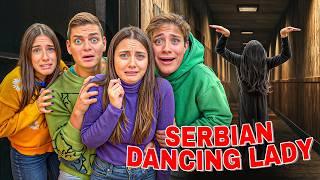 DANI E ROBBI vedono la DONNA DANCING SERBIAN LADY che BALLA in CASA LORO! *PAURA*