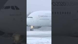 Красивая посадка в снегопад огромного Airbus A380 Emirates