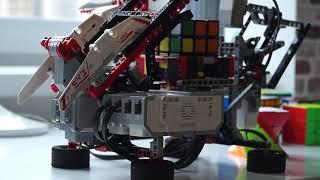 Робот Lego EV3 MindCub3r собирает кубик Рубика