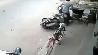 Viral nih anak kecil jatuh dari motor