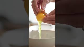 Garlic Finger Yolk LIFT! 勞 Mind-Blowing Egg Hack!