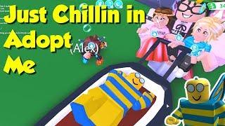 Hoops the Bee Chillin in Adopt Me